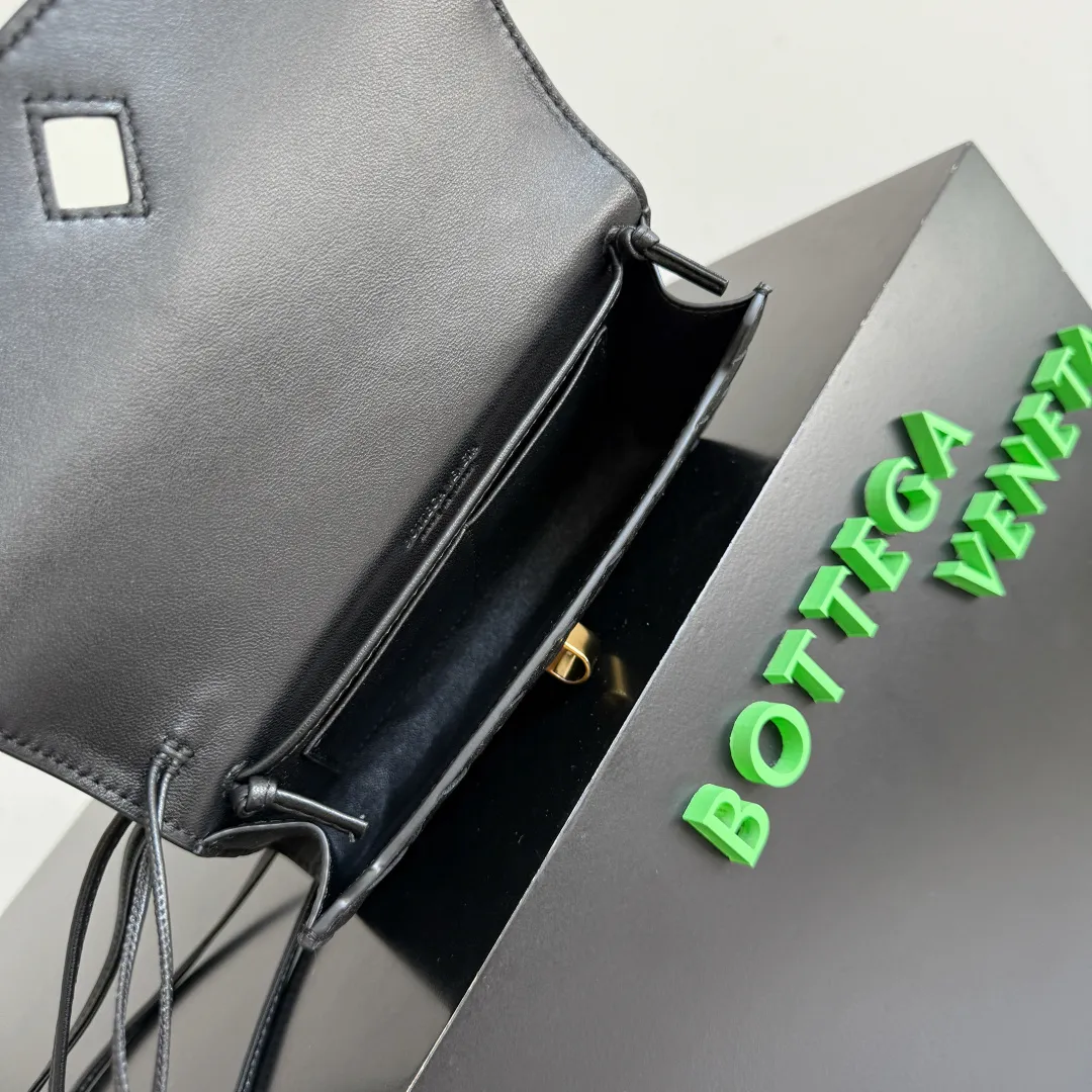 Batch 1560 Bottega Veneta 2025 early autumn series Andiamo handbag, a really good bag, mini crossbody bag, classic woven leather clutch, metallic button and rope closure, simple but not simple, elegant texture, elegant weaving attitude. Style number: 836940 Color: black Size: 19*12.6*2cm